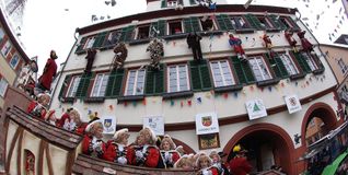 Der Narrensprung in Weil der Stadt gehört zu den beliebten Höhepunkten von Karneval und Fasnet.